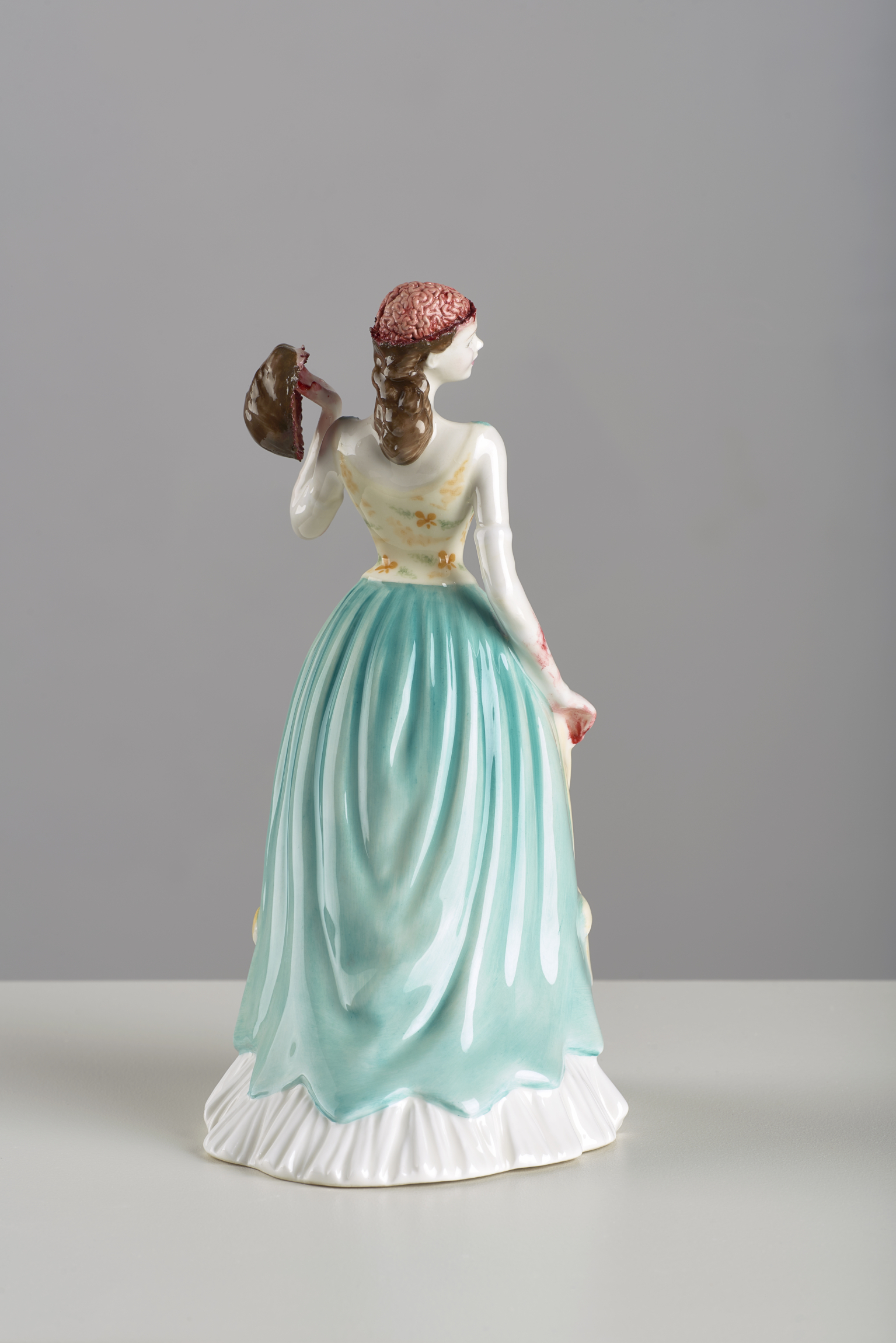 Kunstwerk: Porzellanfiguren, Broken Ladies: Camilla und Gail von Jessica Harrison